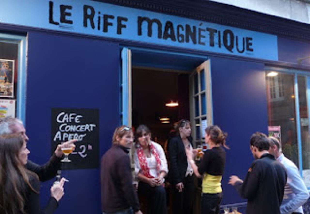 La façade bleue du Riff Magnétique, rue de la Herse à Saint-Malo